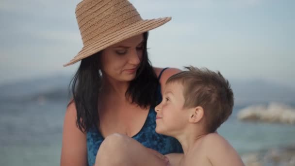 Mãe Filho Sentados Praia Junto Mar Bela Costa Oceânica Pessoas — Vídeo de Stock