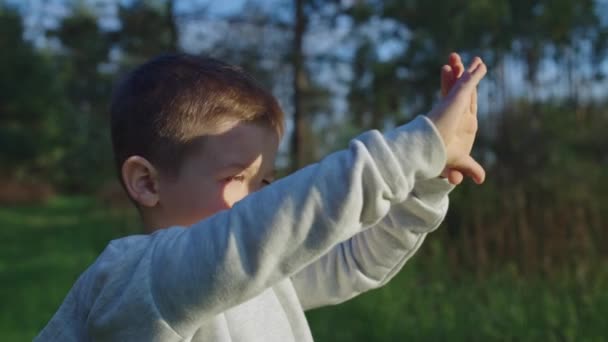 Närbild Vit Pojke Som Tittar Himlen Solen Ett Barn Naturen — Stockvideo