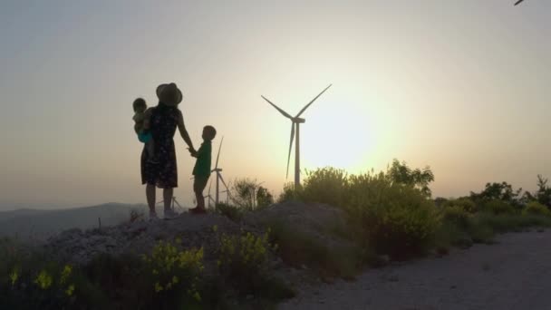 Die Familie Der Luftbilder Geht Windrädern Die Bei Sonnenuntergang Strom — Stockvideo