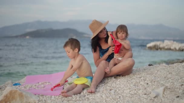 Mamma Con Bambini Che Giocano Mare Durante Vacanze Estive Bellissimo — Video Stock