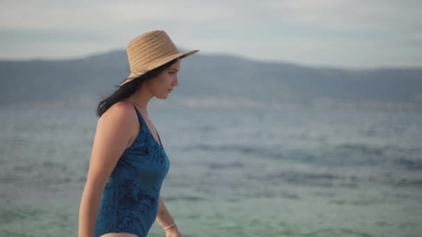 Chica Caucásica Traje Baño Camina Por Mar Hermosa Mujer Sombrero — Vídeos de Stock