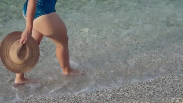 雌性的脚在海滩上的海水上行走 美丽而快乐的暑假在海边 在石头上行走的海浪和脚的慢镜头 — 图库视频影像