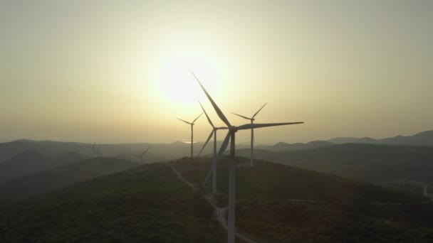 Luftaufnahme Alternativer Stromquellen Für Windmühlen Den Bergen Bei Sonnenuntergang Umweltschützer — Stockvideo