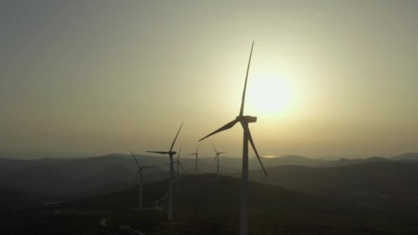 山の中で自然の風景の中に環境エネルギー風車の空中ビュー エネルギーの源は海によって山の中でブレードをねじる風です — ストック動画