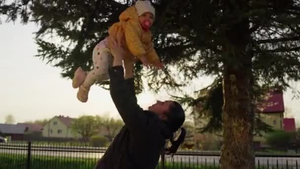 Anne Kızının Sevgisi Kadın Bir Kızı Elleriyle Gökyüzüne Fırlatıyor Mutlu — Stok video
