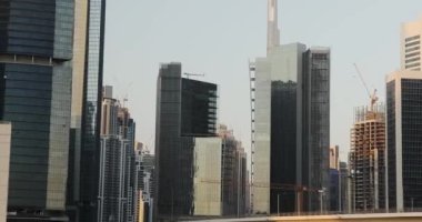Dubai 'deki gökdelenlerin hareketini gösteren bir çerçeve. Şehir merkezinde üzerinde durdukları birçok cam bina, kule, cadde görebilirsiniz. Yeni bir teknoloji şehrinin güzel şehir manzarası.