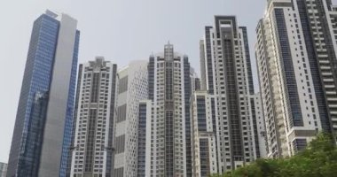 Şehir merkezinde bulunan yüksek binalar var. Teknolojik olarak yeni binaları ve kentsel manzarasıyla Dubai BAE.