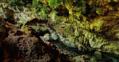 Afrika 'da bir adanın altındaki güzel bir mağara. Üzerinde mağara duvarlarının kayalarını kaldırdığım temiz suyla bir göl oluştu. Yüksek kalite 4k görüntü