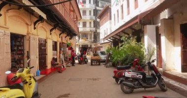 Zanzibar adasındaki eski Stone Town kasabasının sokakları. Afrika 'daki şehir hayatı, caddelerde güzel mimari ve çevresiyle yürüyen insanlarla dolu..