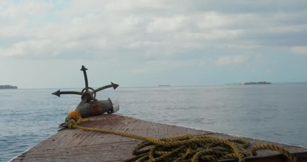 動きのあるボートのフレーム アンカーの横にある船の弓はインド洋の波に浮かび 背景にはテクスチャな空が見えます — ストック動画
