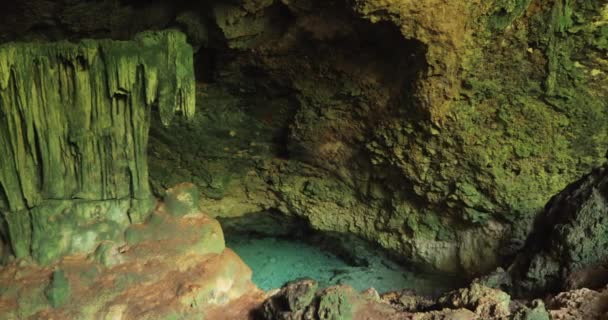 Yeraltında Büyük Bir Mağara Temiz Suyu Olan Bir Göl Güzel — Stok video