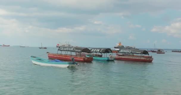 古い漁船はインド洋に停泊している 青い海の水と質感の空を見ることができる美しい風景ビデオ — ストック動画