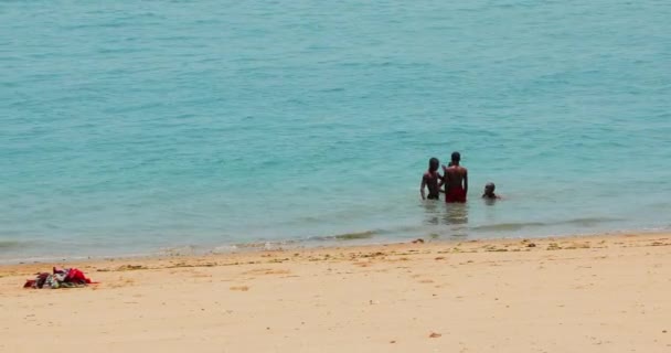 Szczęśliwi Ludzie Kąpią Się Niebieskiej Wodzie Falach Wybrzeżu Oceanu Indyjskiego — Wideo stockowe