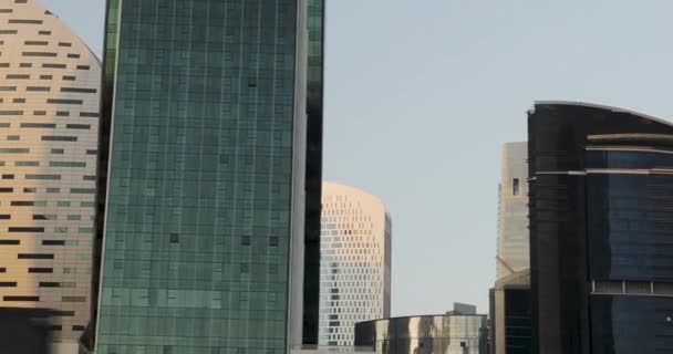 ドバイの高層ビルが立ち並ぶ街の中心部には 多くのガラスの建物や塔 通りが見えます 新技術都市の美しい都市景観 — ストック動画