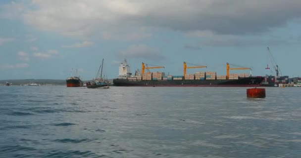 起重机装载集装箱的港口中的一艘大油轮的镜头 显示在海洋中的船只的工业景观 高质量的4K镜头 — 图库视频影像