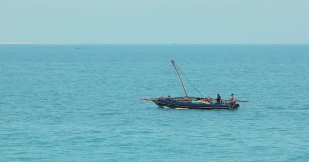 一艘老旧的渔船在船架上航行 人们乘小船在印度洋的海浪中游览风景 — 图库视频影像