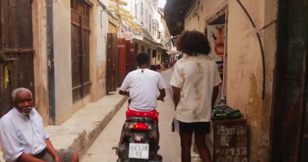 在桑给巴尔岛上的古城石城街道上的运动视频 在非洲的城市生活中 人们带着漂亮的建筑走在大街上 — 图库视频影像