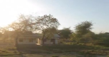 Araba gün batımında Afrika yolunda ilerliyor. Yüksek kalite 4k görüntü
