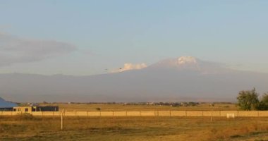 Kilimanjaro Dağı 'nın karlı tepe ve manzaralı güzel manzarası. Atış girişte yapılmış..