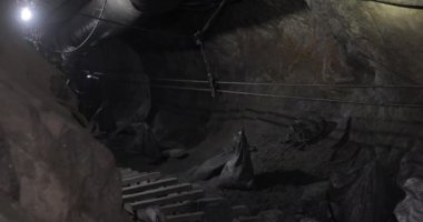 Tanzanyalıların mayınlandığı madende tünel var. Üzerinde insanların tırmandığı taşları ve merdivenleri görebileceğiniz bir Afrika madeninin gövdesine sahip güzel bir video..