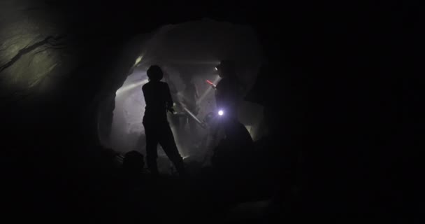 Górnicy Pracują Pod Ziemią Tunelu Kopalni Tanzanitu Gdzie Miga Światło — Wideo stockowe