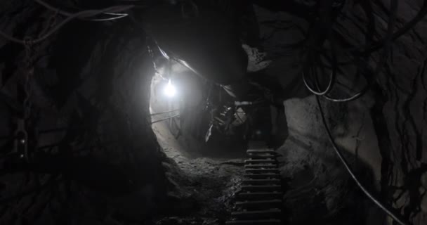 タンザニア人が採掘されている鉱山のトンネル 人々が登る石や階段を見ることができるアフリカの鉱山の幹と美しいビデオ — ストック動画