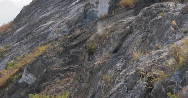 Encadré Comme Volcan Fumant Roche Pierres Roches Émane Fumée Cratère — Video