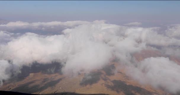 水平線の上や山や風景の下に雲の動きを見ることができる空の上のフレーム 美しい背景風景ビデオ — ストック動画