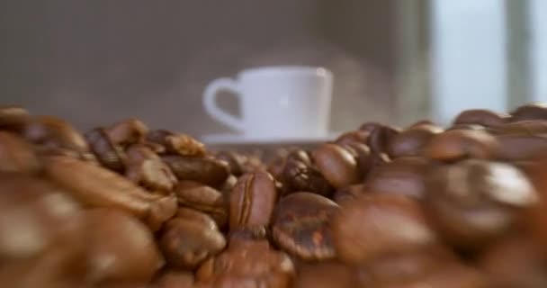 早餐喝一杯茶或咖啡 厨房桌上放着一杯美式浓缩咖啡 前排放着咖啡豆 标志的最后包装 — 图库视频影像