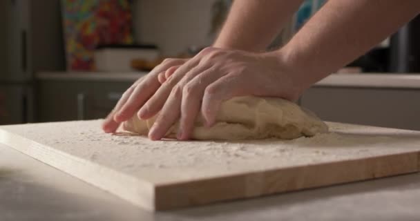 Μαγειρεύω Ζύμη Στην Κουζίνα Ζυμώστε Χέρια Σας Φρέσκια Ζύμη Στο — Αρχείο Βίντεο