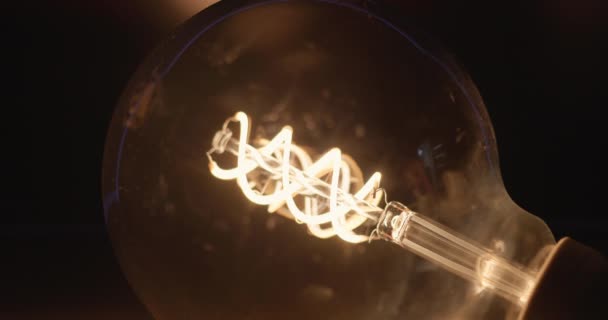 Menyalakan Lampu Pijar Itu Listrik Lampu Dengan Memicu Spiral Teknologi — Stok Video