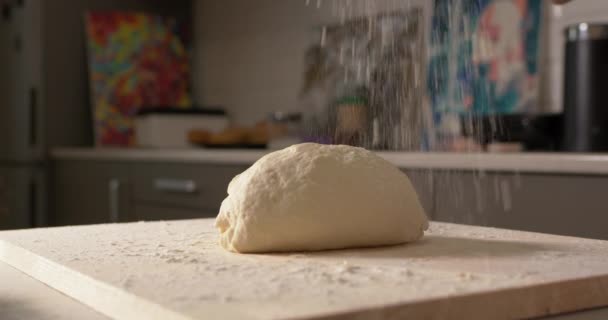 小麦粉を振りかけた生地を調理 キッチンでピザ ケーキを焼くための自家製生地を作る 4Kでのスローモーションビデオ — ストック動画