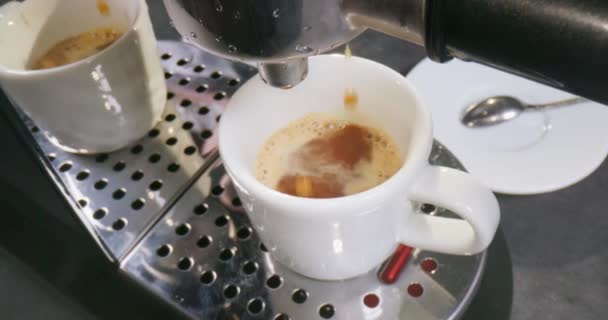 Kaffeekochen Einer Kaffeemaschine Frischer Espresso Morgen Wird Eine Tasse Gegossen — Stockvideo