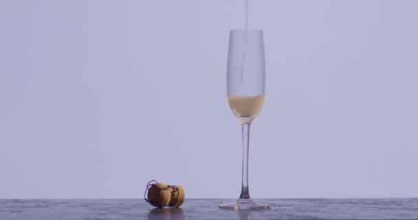 Bevanda Romantica Allo Champagne Versare Spumante Con Bollicine Bicchiere Festeggiare — Video Stock