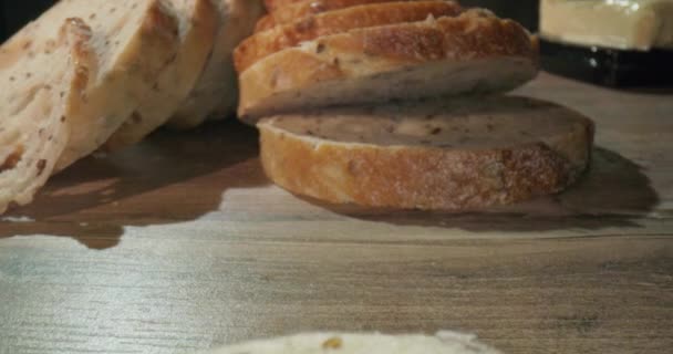 Vařím Sendvič Máslem Snídani Proces Nanášení Margarínu Chléb Zdravé Organické — Stock video