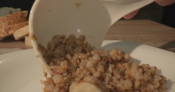 Terci Hrișcă Gătită Carne Procesul Turnare Într Farfurie Alimente Sănătoase — Videoclip de stoc