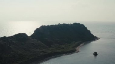 Rodon Arnavutluk 'un havadan çekilmiş fotoğrafı. Denizde duran yarımadada insansız hava aracı uçuşu. Dalgaların kayalık kıyıya çarptığını görebilirsiniz. Güzel hatları ve güzel manzarası olan..