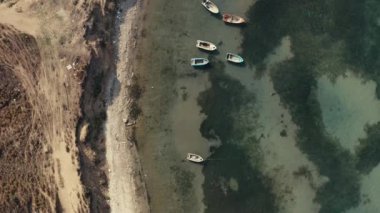 Rodon Arnavutluk 'un havadan çekilmiş fotoğrafı. İnsansız hava aracı kameraları kayalara ve denize paralel dalgaların kayalık kıyıya çarptığı yerde güzel çizgiler ve güzel manzarayla. Video arkaplanı.