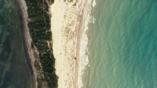 罗登阿尔巴尼亚角航空枪击案鼓声摄像机与岩石和大海平行 海浪冲击着岩石海岸 优美的线条和美丽的风景 录像背景 — 图库视频影像
