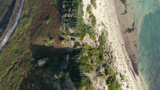 ロンドン アルバニアの空中射撃岬 岩や海に平行にドローンビデオカメラが波が美しいラインと美しい風景と岩の海岸に対してクラッシュします ビデオ背景 — ストック動画