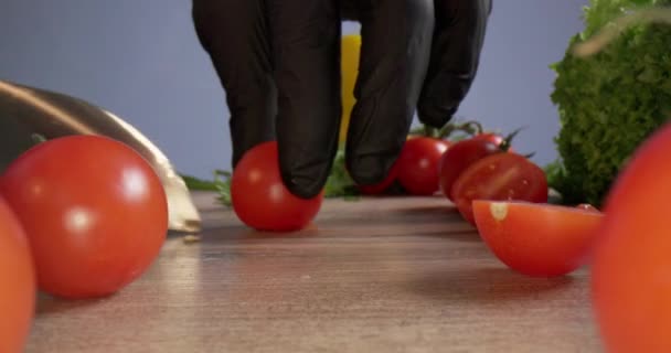 Нарезаю Помидоры Свежих Эко Овощей Готовить Вегетарианский Салат Красных Помидоров — стоковое видео