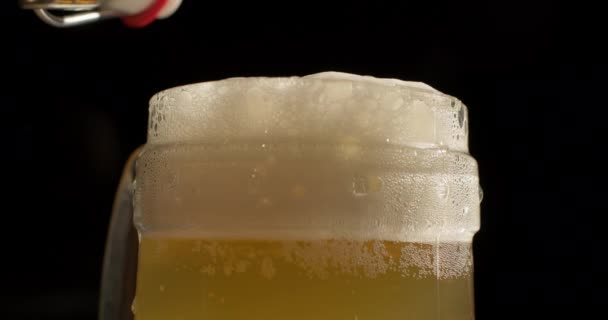 Alkolik Hafif Bira Içer Bir Barda Evde Köpük Köpüklerin Göründüğü — Stok video