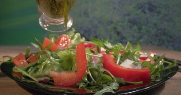 自家製ベジタリアンサラダを作る 新鮮なエコ有機野菜ピーマン アルグラトマトはオリーブオイルで霧雨が降る 4Kシネマティックスローモーションビデオ — ストック動画