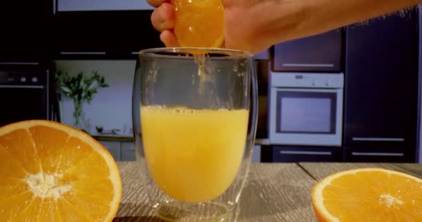 Fresco Biologico Con Vitamine Succo Arancia Biologico Spremendo Succo Arancia — Video Stock