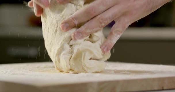 台所で生地を作る 手でこねるパスタやケーキのための自家製生地をこねるプロセス 映画的背景4Kスローモーションビデオ — ストック動画