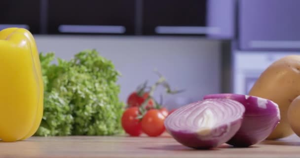 Cortando Pimientos Mesa Cocina Cocinar Una Ensalada Vegetariana Partir Hornos — Vídeos de Stock