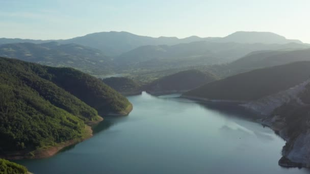 Foto Aérea Serbia Drone Video Central Hidroeléctrica Pie Las Montañas — Vídeo de stock