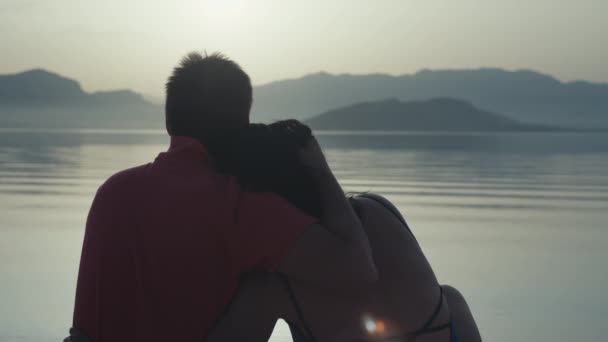 Pareja Feliz Enamorada Sentada Playa Junto Mar Atardecer Hombre Chica — Vídeo de stock