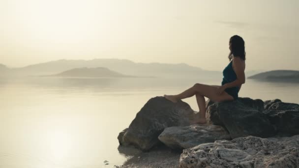 Marzycielska Romantyczna Dziewczyna Siedząca Skale Nad Oceanem Wschodzie Słońca Sylwetka — Wideo stockowe
