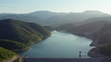 Sırbistan 'ın hava görüntüsü. Drone video hidroelektrik santrali ormanları, suyu, gölü, barajı ve güzel manzarayı görebileceğiniz dağlarda duruyor..